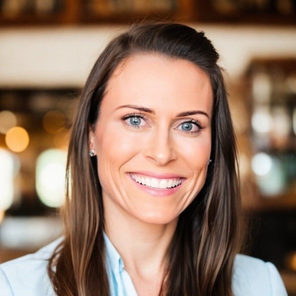 Courtney Hurley Hausel Headshot 2024 - Market like a CMO - 600x